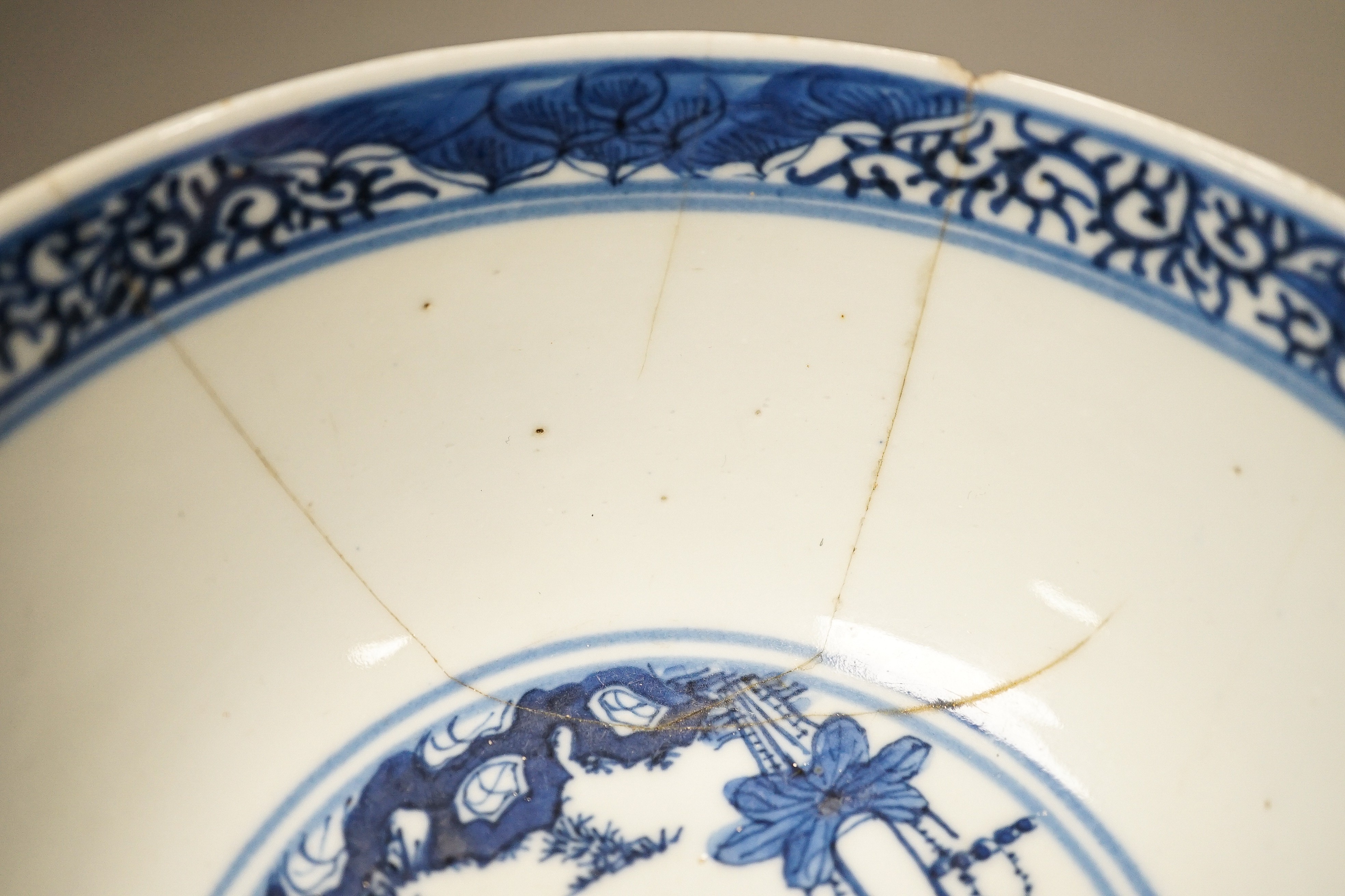 Two Chinese porcelain bowls 14.5cm